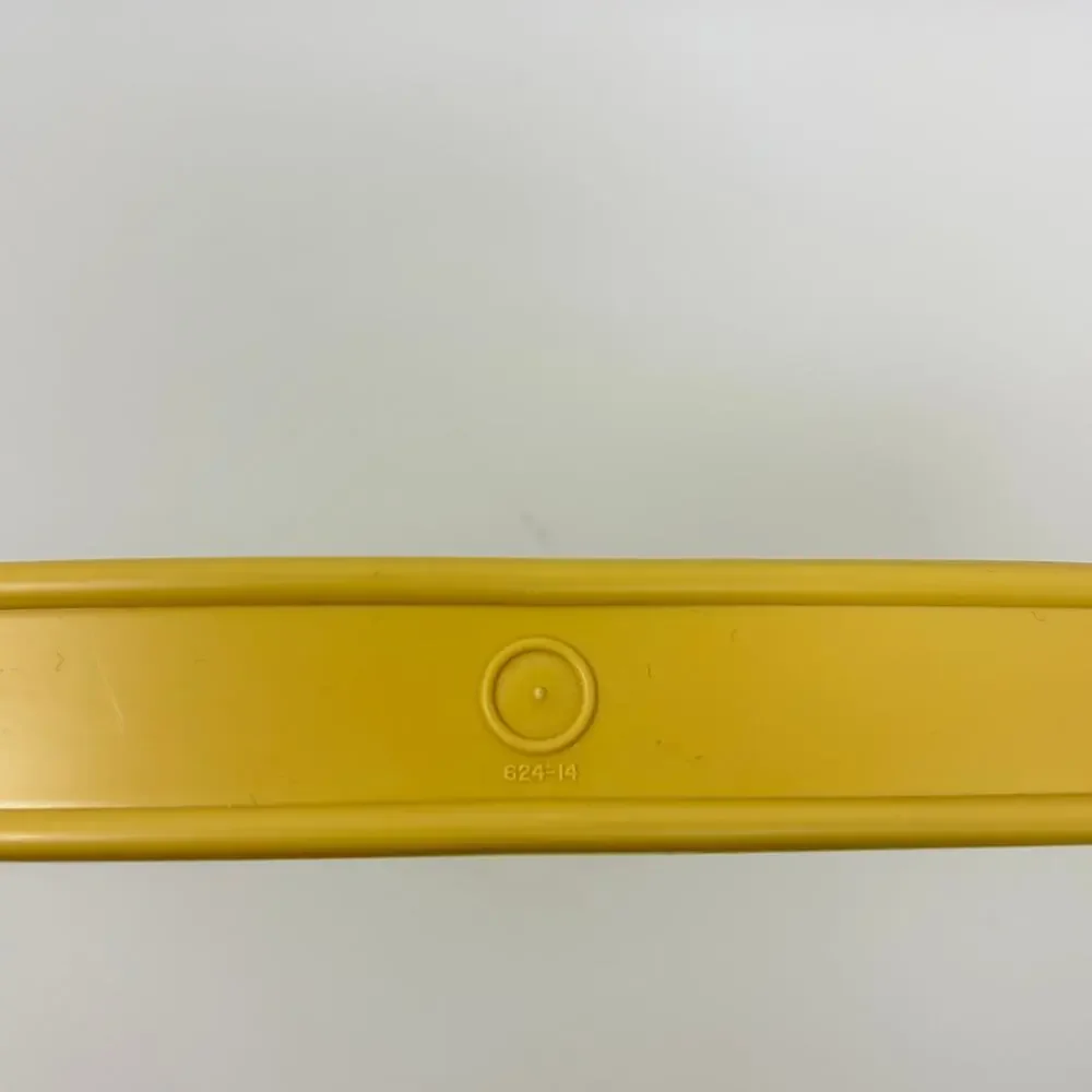 VTG Tupperware harvest gold rectangle cake carrier with handle. 622, 623, 624